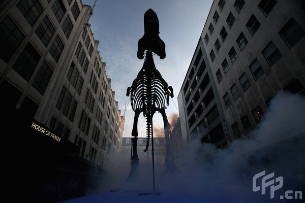 A giant model Tyrannosaurus Rex, as featured in 'Night of the Museum 2' tours Oxford Street in advance of his appearance during the up-coming May Bank Holiday Weekend Celebration on May 21, 2009 in London, England. [CFP]