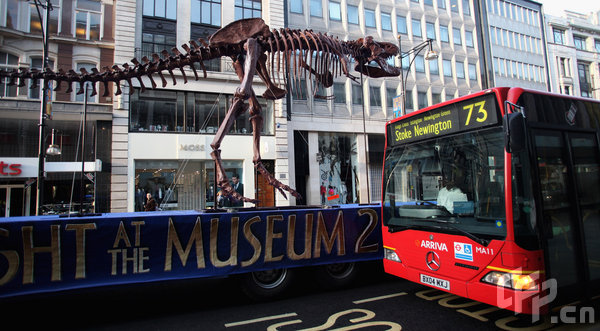 A giant model Tyrannosaurus Rex, as featured in 'Night of the Museum 2' tours Oxford Street in advance of his appearance during the up-coming May Bank Holiday Weekend Celebration on May 21, 2009 in London, England. [CFP]