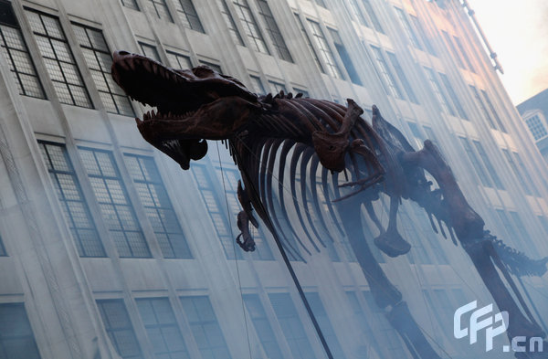 A giant model Tyrannosaurus Rex, as featured in 'Night of the Museum 2' tours Oxford Street in advance of his appearance during the up-coming May Bank Holiday Weekend Celebration on May 21, 2009 in London, England. [CFP]