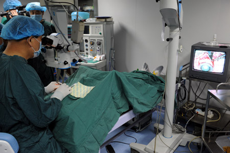 A panel of ophthalmologists conducts the cataract operation to the 103-year-old senior female Li Chaolan at the Gucheng Ophthalmological Hospital, in Xi'an, northwest China's Shaanxi Province, May 21, 2009. [Yuan Jingzhi/Xinhua]