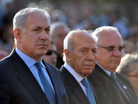 Israeli President Shimon Peres (C) and Prime Minister Benjamin Netanyahu (L) attend a state ceremony marking Jerusalem Day, which celebrates the conquest of East Jerusalem during the 1967 Six Day War, in east Jerusalem, May 21, 2009. 