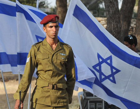 An Israeli soldier stands attention during a state ceremony marking the Jerusalem Day, which celebrates the conquest of East Jerusalem during the 1967 Six Day War, in east Jerusalem, May 21, 2009. [Yin Bogu/Xinhua]