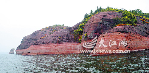 The photo published on Thursday, May 21, 2009 shows another Danxia-landformed scenic area, 'a landform with red sand-gravel-layers', recently discovered in a reservoir 20 kilometers away from Lichuan County, east China's Jiangxi Province. [jxnews.com.cn] 