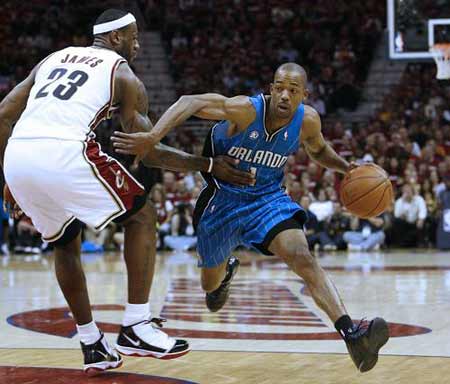 Orlando Magic's Rafer Alston (R) dribbles around Cleveland Cavalier's LeBron James in the third quarter during Game 1 of their NBA Eastern Conference final basketball playoff game in Cleveland, Ohio, May 20, 2009. (Xinhua/Reuters Photo) 