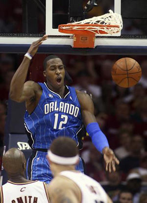 Orlando Magic's Dwight Howard scores on an alleyoop pass against the Cleveland Cavaliers in the fourth quarter during Game 1 of their NBA Eastern Conference Final basketball playoff Game in Cleveland, Ohio, May 20, 2009.  (Xinhua/Reuters Photo) 