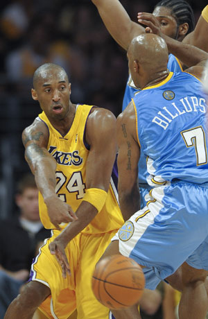 Los Angeles Lakers guard Kobe Bryant (L) passes the ball over Denver Nuggets player Chauncey Billups during Game 2 of their NBA Western Conference final basketball playoff game in Los Angeles, May 21, 2009. (Xinhua/Qi Heng) 