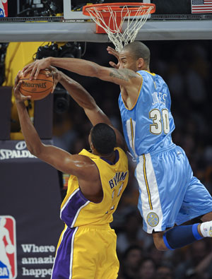 Denver Nuggets guard Dahntay Jones(R) rejects a dunk by Los Angeles Lakers player Andrew Bynum during Game 2 of their NBA Western Conference final basketball playoff game in Los Angeles, May 21, 2009. (Xinhua/Qi Heng) 