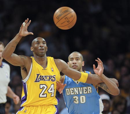 Los Angeles Lakers guard Kobe Bryant (L) fights for the ball with Denver Nuggets guard Dahntay Jones during Game 2 of their NBA Western Conference final basketball playoff game in Los Angeles, May 21, 2009. (Xinhua/Qi Heng) 