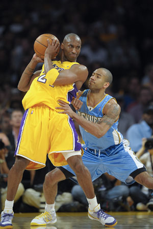 Los Angeles Lakers guard Kobe Bryant (L) is fouled by Denver Nuggets guard Dahntay Jones in Game 2 of their NBA Western Conference final basketball playoff game in Los Angeles, May 21, 2009. (Xinhua/Qi Heng) 