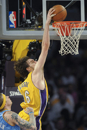 Los Angeles Lakers player Pau Gasol (R) drives to the hoop against the Denver Nuggets during Game 2 of their NBA Western Conference final basketball playoff game in Los Angeles, May 21, 2009.(Xinhua/Qi Heng) 