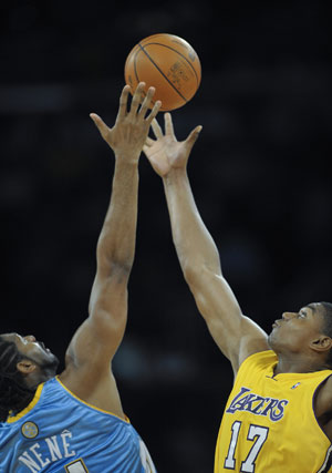 Los Angeles Lakers player Andrew Bynum(R) strives for the ball against Denver Nuggets player Nene during Game 2 of their NBA Western Conference final basketball playoff game in Los Angeles, May 21, 2009.(Xinhua/Qi Heng) 
