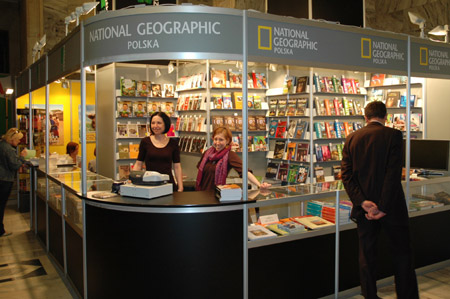 People pick books during the 54th International Book Fair held in Warsaw, Poland, May 21, 2009. More than 500 booksellers from 31 countries and regions attended in the fair that began on Thursday. 