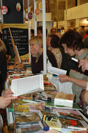 People pick books during the 54th International Book Fair held in Warsaw, Poland, May 21, 2009. 