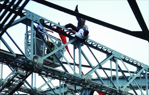 Chen Fuchao starts to fall after being pushed by Lai Jiansheng on Thursday off the bridge over the Pearl River.