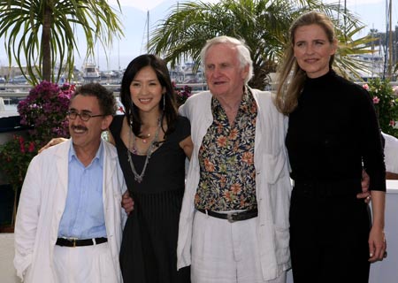 Chinese actress Zhang Ziyi (2nd L) poses for a group photo with other jury members during the 62nd Cannes Film Festival in Cannes, France, on May 22, 2009. Zhang is a member of a jury that will select the best short film and the best of 15 films selected for the Cannes Cinefondation. 