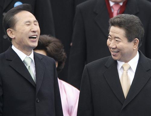 South Korea's new President Lee Myung-bak (L) and outgoing President Roh Moo-hyun laugh after Lee's inauguration at parliament in Seoul in this February 25, 2008 file photo. Roh has died on May 23, 2009, South Korean news agency Yonhap reported. 