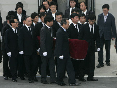 People carry a coffin containing the dead body of former South Korean President Roh Moo-hyun at a hospital in Yangsan, about 430 km (267 miles) southeast of Seoul May 23, 2009.