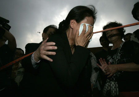 A supporter of former South Korean President Roh Moo-hyun cries after she saw a coffin containing the dead body of Roh at a hospital in Yangsan, about 430 km (267 miles) southeast of Seoul, May 23, 2009.