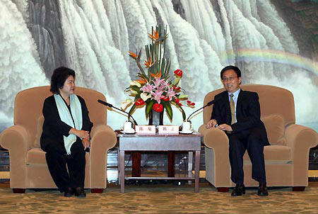 Shanghai Mayor Han Zheng (R) meets with his Kaohsiung counterpart Chen Chu in Shanghai, east China, on Saturday, May 23, 2009. [Photo: Xinhua]