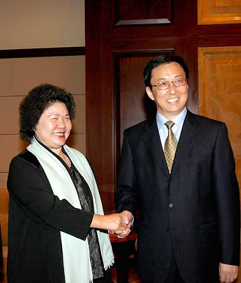 Shanghai Mayor Han Zheng (R) meets with his Kaohsiung counterpart Chen Chu in Shanghai, east China, on Saturday, May 23, 2009. [Photo: Xinhua]