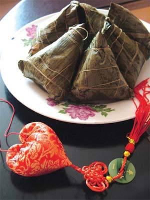 The Dragon Boat Festival is just around the corner and while the making of zongzi has been around for years, some mums still follow the custom of embroidering scent bags for their kids and other family members. (Photo: China Daily)