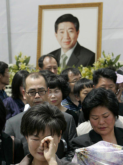 South Korean people mourned the death of their former President Roh Moo-hyun on Sunday. 