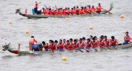 Chinese dragon boat athletes compete at an invitation race to welcome the Dragon Boat Festival, which is due on May 28, on a lake in Shanghai, east China, May 24, 2009. 