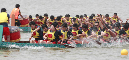Chinese dragon boat athletes compete at an invitation race to welcome the Dragon Boat Festival, which is due on May 28, on a lake in Shanghai, east China, May 24, 2009. (Xinhua) 