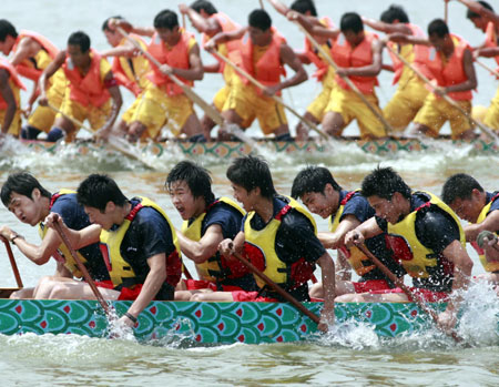 Chinese dragon boat athletes compete at an invitation race to welcome the Dragon Boat Festival, which is due on May 28, on a lake in Shanghai, east China, May 24, 2009. [Xinhua Photo]