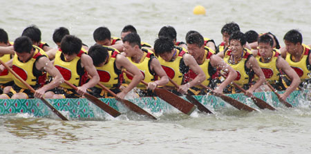 Chinese dragon boat athletes compete at an invitation race to welcome the Dragon Boat Festival, which is due on May 28, on a lake in Shanghai, east China, May 24, 2009. (Xinhua Photo) 