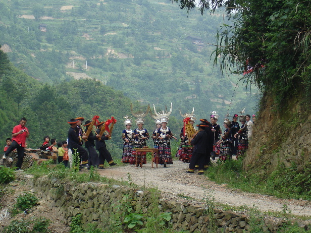  Miao people welcome honored guests by singing and dancing. [Ren Zhongxi/China.org.cn]