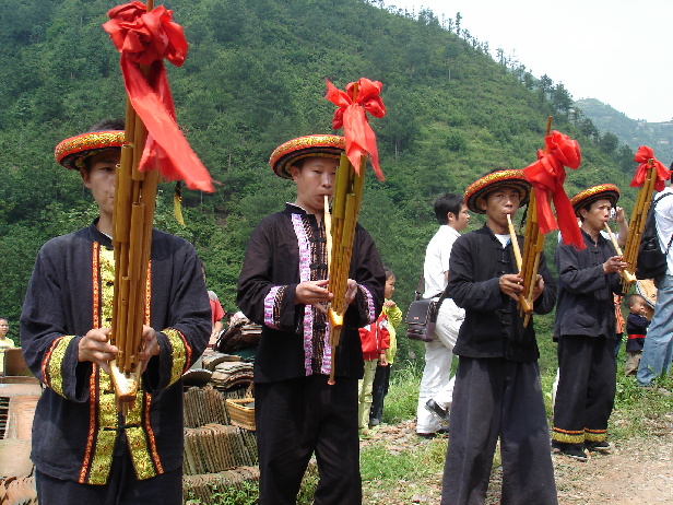 Miao men play the Lusheng, a traditional musical instrument [Ren Zhongxi/China.org.cn] 