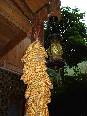 A lantern and a sheaf of corn under a roof. [Ren Zhongxi/China.org.cn] 