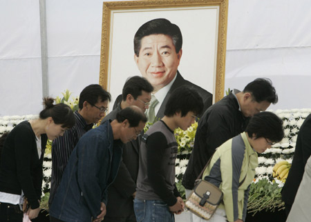 South Korean police tentatively concluded Sunday that former President Roh Moo-hyun's death was a suicide by jumping off a cliff.