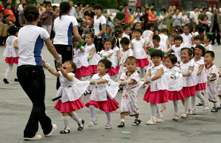 The children of a kindergarten perform group gymnastic exercise in an activity in Yuncheng, a city of north China's Shanxi Province, May 24, 2009. Over 300 children performed large scale group gymnastic exercise on Sunday to greet the upcoming Children's Day.