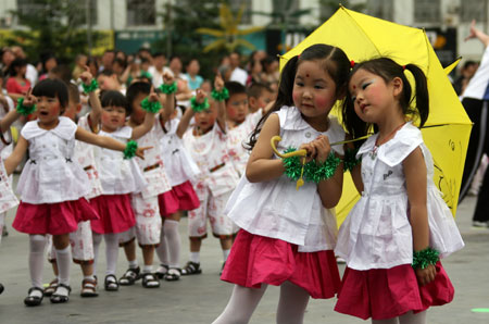 The children of a kindergarten perform group gymnastic exercise in an activity in Yuncheng, a city of north China's Shanxi Province, May 24, 2009. Over 300 children performed large scale group gymnastic exercise on Sunday to greet the upcoming Children's Day.