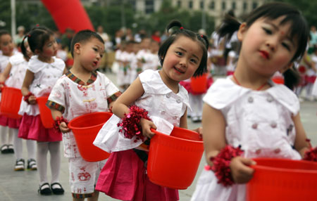 The children of a kindergarten perform group gymnastic exercise in an activity in Yuncheng, a city of north China's Shanxi Province, May 24, 2009. Over 300 children performed large scale group gymnastic exercise on Sunday to greet the upcoming Children's Day.