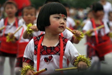 The children of a kindergarten perform group gymnastic exercise in an activity in Yuncheng, a city of north China's Shanxi Province, May 24, 2009. Over 300 children performed large scale group gymnastic exercise on Sunday to greet the upcoming Children's Day.