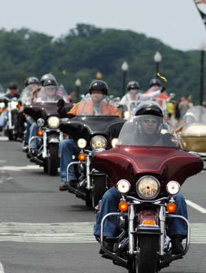 Motorcycle riders parade through Washington, capital of the United States, on May 24 in the annual Rolling Thunder Motorcycle Rally, which is aimed at seeking the government to improve veteran benefits and resolve POW/MIA issues.