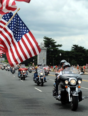 Motorcycle riders parade through Washington, capital of the United States, on May 24 in the annual Rolling Thunder Motorcycle Rally, which is aimed at seeking the government to improve veteran benefits and resolve POW/MIA issues.