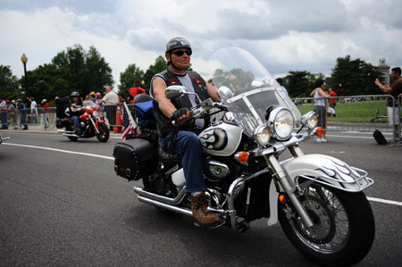 Motorcycle riders parade through Washington, capital of the United States, on May 24 in the annual Rolling Thunder Motorcycle Rally, which is aimed at seeking the government to improve veteran benefits and resolve POW/MIA issues.