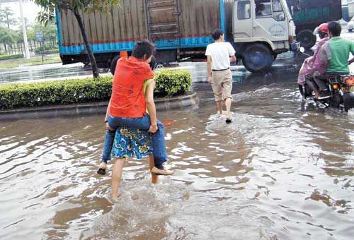 Heavy rains hit Foshan, south China&apos;s Guangdong Province on Sunday, triggering flood alert as rivers were swelling.