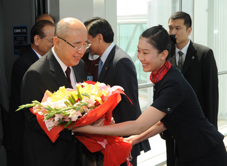 Kuomintang (KMT) Chairman Wu Poh-hsiung (L, Front) is welcomed upon his arrival at the Beijing Capital International Airport in Beijing on May 25, 2009. A KMT delegation headed by Wu arrived in Beijing on Monday for an visit on the mainland. 