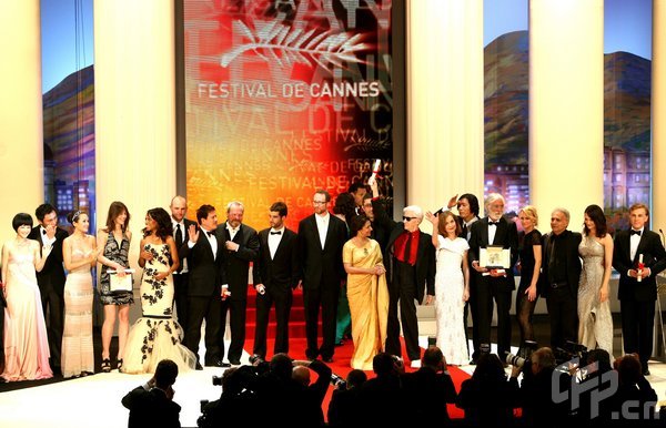 Austrian director Michael Haneke poses next to the president of the jury French actress Isabelle Huppert after being awarded with the Palme d'Or for his movie 'Das Weisse Band' (The White Ribbon) during the Closing Ceremony of the 62nd Cannes Film Festival on May 24, 2009 in Cannes, southern France.