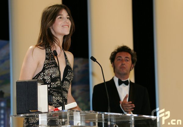 French actress Charlotte Gainsbourg poses next to Italian actor Stefano Accorsi (L) and director Paolo Sorrentino after winning the Best Actress award for her part in 'Antichrist' by Danish director Lars Von Trier during the Closing Ceremony of the 62nd Cannes Film Festival on May 24, 2009 in Cannes, southern France. 