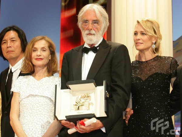 Austrian director Michael Haneke (2ndR) poses next to the president of the jury French actress Isabelle Huppert (R), US actress Robin Wright Penn (R), French director Alain Resnais and Indian actress Sharmila Tagore (L) after being awarded with the Palme d'Or for his movie 'Das Weisse Band' (The White Ribbon) during the Closing Ceremony of the 62nd Cannes Film Festival on May 24, 2009 in Cannes, southern France. 