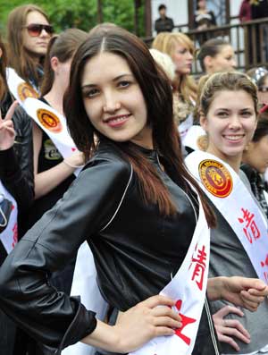 Models pose for pictures during a showoff gathering at Yichang city in central China's Hubei province, May 23, 2009. 51 models from 48 countries and regions gathered in China's Hubei province to attend the final session of the 19th World Super Model Competition. 