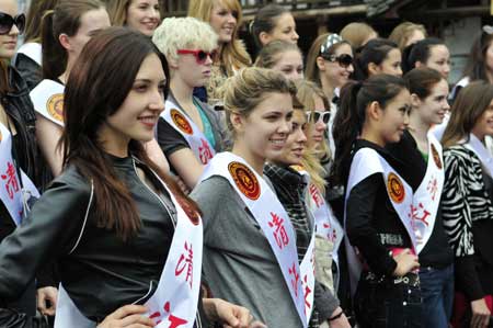 Models pose for pictures during a showoff gathering at Yichang city in central China&apos;s Hubei province, May 23, 2009. 51 models from 48 countries and regions gathered in China&apos;s Hubei province to attend the final session of the 19th World Super Model Competition. 