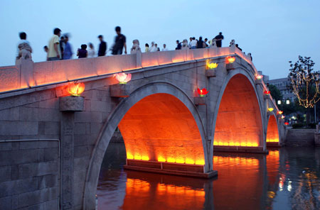 The bridge is decorated with lotus-shaped lanterns in Jiaxing, east China's Zhejiang Province, May 24, 2009, to celebrate the Chinese traditional Duanwu Festival which falls on May 28 this year. A culture festival with the theme of Duanwu folk custom will be held here from May 26 to 30 in the city.