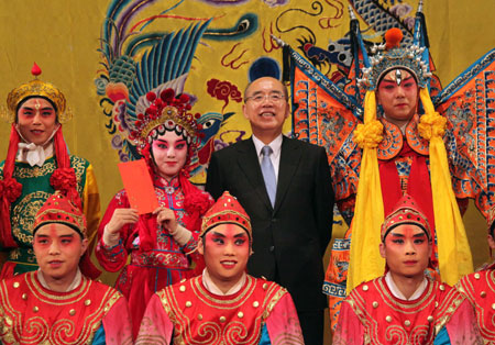 Wu Poh-hsiung (2nd R, Back), Kuomintang (KMT) Chairman, poses with performers of Beijing opera while visiting the Huguang Guildhall in Beijing, capital of China, on May 25, 2009. A KMT delegation headed by Wu arrived in Beijing on Monday for an visit on the mainland.